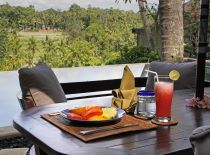Villa Ria Sayan, Breakfast by the pool